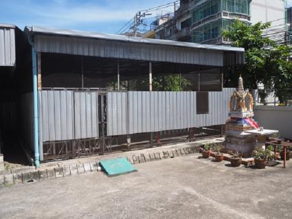ให้เช่าที่ดินทรงสี่เหลี่ยมผืนผ้า ขนาด 53 ตารางวา ใกล้โรงงานไทยวาโก้ มีโครงสังกะสีเป็นโรงเรือนพร้อมประตูสังกะสี พื้นโบกปูนเรียบ