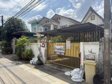 ขายบ้านเดี่ยว 2 ชั้น ซอยติวานนท์25 แยก29  (แผ่นดินทอง) (รหัสทรัพย์ 202643)  ขนาด 46 ตรว. มี 2 ห้องนอน 1 ห้องน้า 1 ห้องโถง 1 ห้องรับแขก